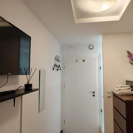 Budget Apartments&rooms דירה *
